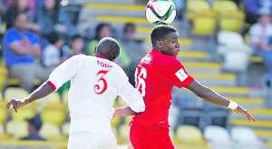 El ingl&eacute;s Stephy Mavidi (der.) disputa la pelota con Mohamed Camara, de Guinea, la tarde de ayer en el partido inaugural del Mundial Sub-17. AFP