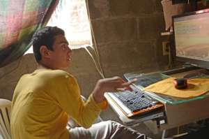 Jefferson Reyes se destac&oacute; en la escuela y en el colegio donde se incorpor&oacute; con un puntaje de 18. El joven vive en Basti&oacute;n Popular. Foto: Pilar Vera |  El Tel&eacute;grafo