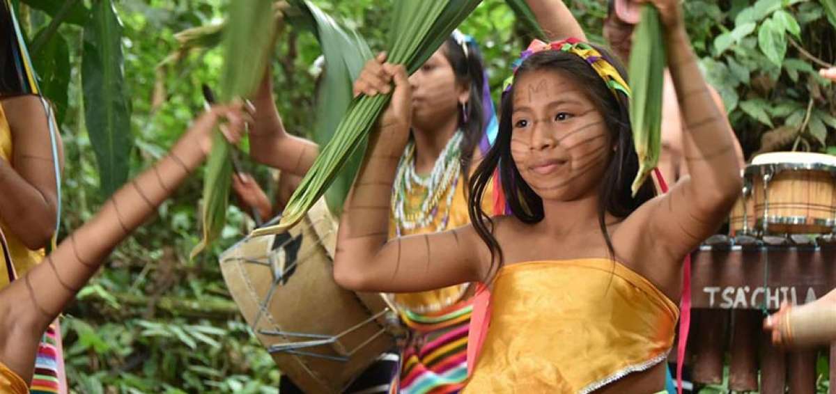 Los ts&aacute;chilas son de Santo Domingo,  zona centro del pa&iacute;s. Se trata de un pueblo ancestral rico en tradici&oacute;n oral, religiosidad. Tambi&eacute;n hablan su propia lengua.