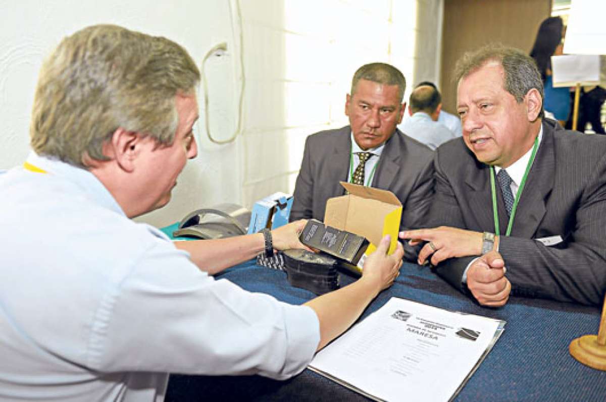 Se desarrollaron citas de negocios en 10 estands con representantes de ensambladoras, como Neo Hyundai, Omnibus BB y Ciauto. Foto: Pilar Vera.
