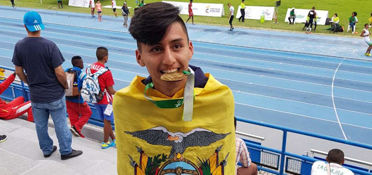 Bryan Alexander Torres Cansino muerde su medalla de oro en los 400 metros. Viaj&oacute; a Medell&iacute;n gracias al apoyo del Ministerio del Deporte y de la Fedepdif. 