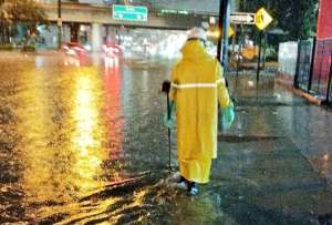 Un intenso aguacero cayó aproximadamente 13 horas entre la noche del 1 y la madrugada del 2 de abril de 2025 en Guayaquil.