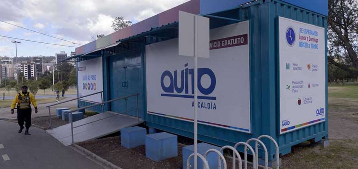 Guardias de seguridad cuidan los containers en los que operaba el programa de salud desde mayo de 2015.
