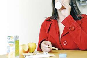 Ingerir varios productos light no te hace m&aacute;s saludable. Debes comer de todo pero con equilibrio.