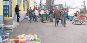En las calles de Latacunga, el comercio informal afuera de los mercados se increment&oacute; en los &uacute;ltimos a&ntilde;os. Foto: Silvia Osorio / para El Tel&eacute;grafo