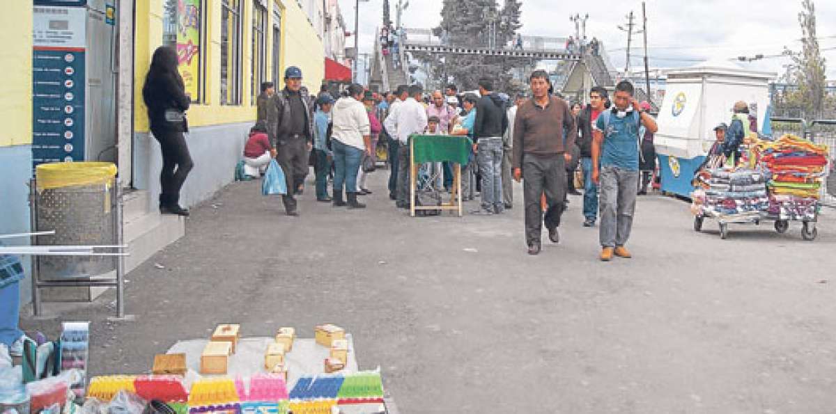 En las calles de Latacunga, el comercio informal afuera de los mercados se increment&oacute; en los &uacute;ltimos a&ntilde;os. Foto: Silvia Osorio / para El Tel&eacute;grafo