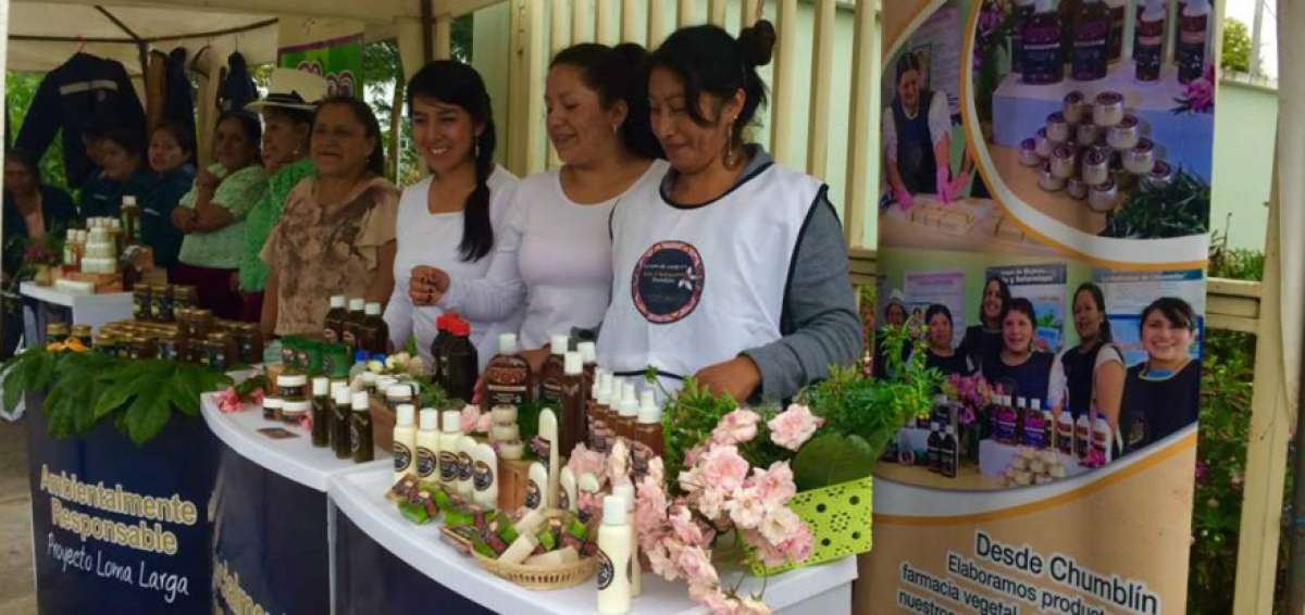 Hace dos a&ntilde;os en Azuay se form&oacute; una asociaci&oacute;n con 11 mujeres que se dedican a la elaboraci&oacute;n de uniformes. Otras hacen ung&uuml;entos curativos.
