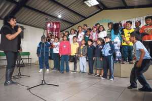 Los ni&ntilde;os, que aprenden t&eacute;cnica vocal, afinaci&oacute;n y respiraci&oacute;n, cantaron en el Centro de Desarrollo Comunitario en La Pulida (Quito). Foto: Andr&eacute;s Darquea│El Tel&eacute;grafo