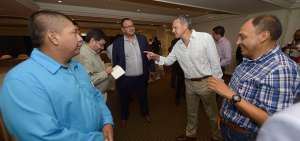 El directivo de Liga de Quito, Esteban Paz (c), conversa con Santiago Morales, de Independiente, en una reuni&oacute;n pasada entre representantes de clubes.  