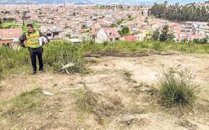 En un terreno bald&iacute;o del barrio Miraflores fue encontrado el cuerpo sin vida de un hombre.  Foto: Cortes&iacute;a