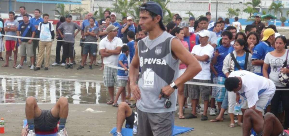 Fleitas dirigiendo a Emelec en la pretemporada de 2012