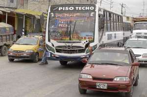 Los buses urbanos que circulan por la avenida Casuarina a&uacute;n presentan adhesivos en los parabrisas. Foto: Jos&eacute; Mor&aacute;n / El Tel&eacute;grafo