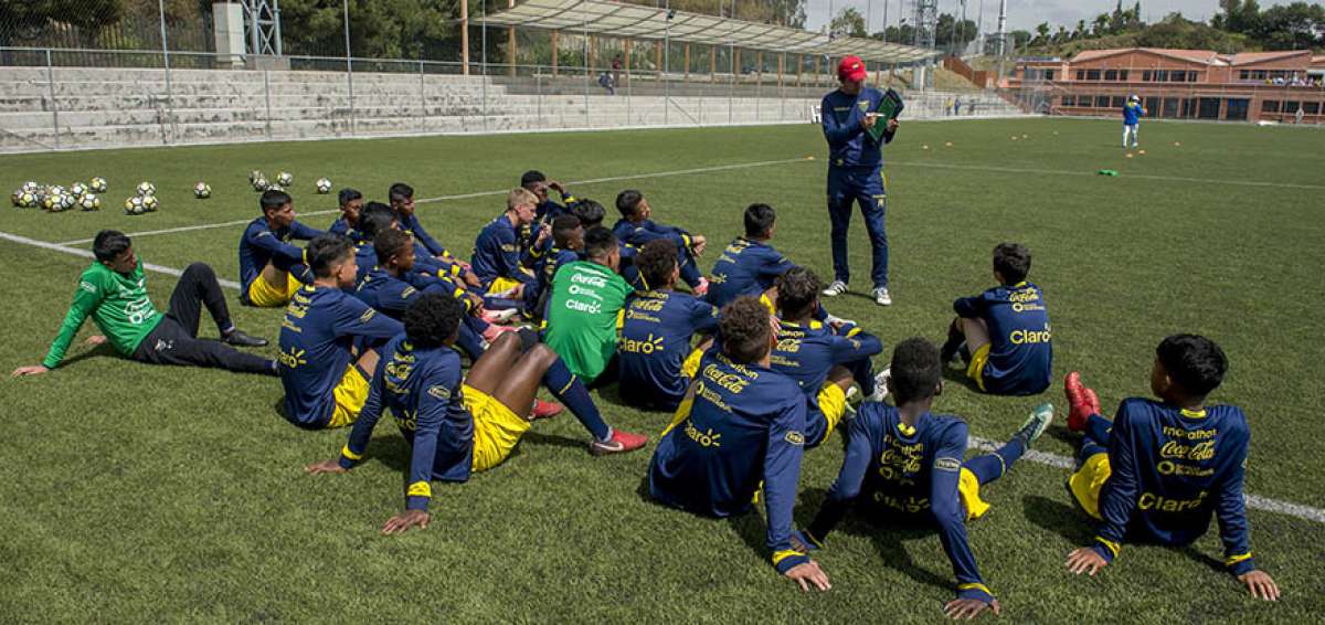El entrenador de la selecci&oacute;n, Eduardo Moscoso, da instrucciones a los futbolistas que participaron en el quinto microciclo de la sub-15 en Quito.