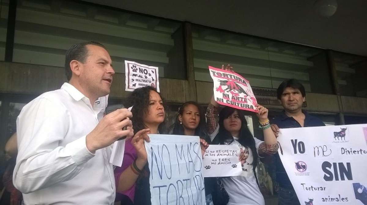 Los antitaurinos piden que no se permitan en Quito espect&aacute;culos con muerte, tortura y maltrato contra los animales. Foto: Miguel Jim&eacute;nez/ EL TEL&Eacute;GRAFO