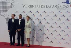 El presidente Rafael Correa (c) fue recibido por su hom&oacute;logo paname&ntilde;o Juan Carlos Varela (i) y su esposa Lorena Castillo. FOTO: Tomada de Intenet 