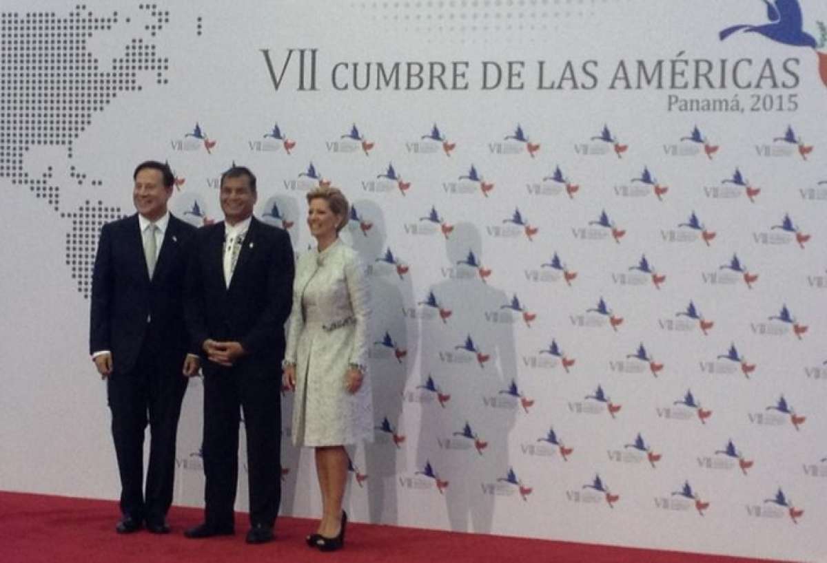 El presidente Rafael Correa (c) fue recibido por su hom&oacute;logo paname&ntilde;o Juan Carlos Varela (i) y su esposa Lorena Castillo. FOTO: Tomada de Intenet 