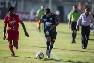 Junior Sornoza (d) disputa el bal&oacute;n un jugador de River. Foto: Marco Salgado / El Tel&eacute;grafo.