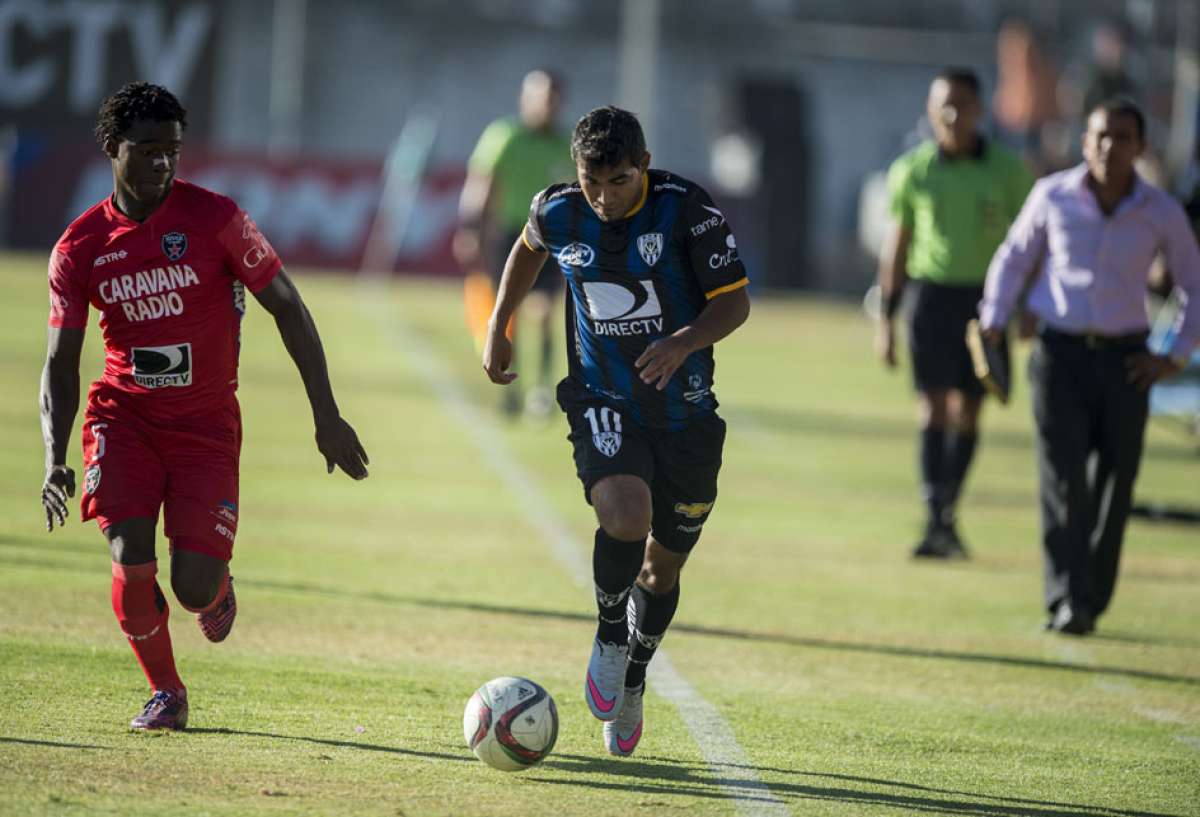 Junior Sornoza (d) disputa el bal&oacute;n un jugador de River. Foto: Marco Salgado / El Tel&eacute;grafo.