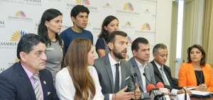 El legislador Sebasti&aacute;n Palacios (centro) expuso el contenido de la propuesta ayer en el Palacio Legislativo.