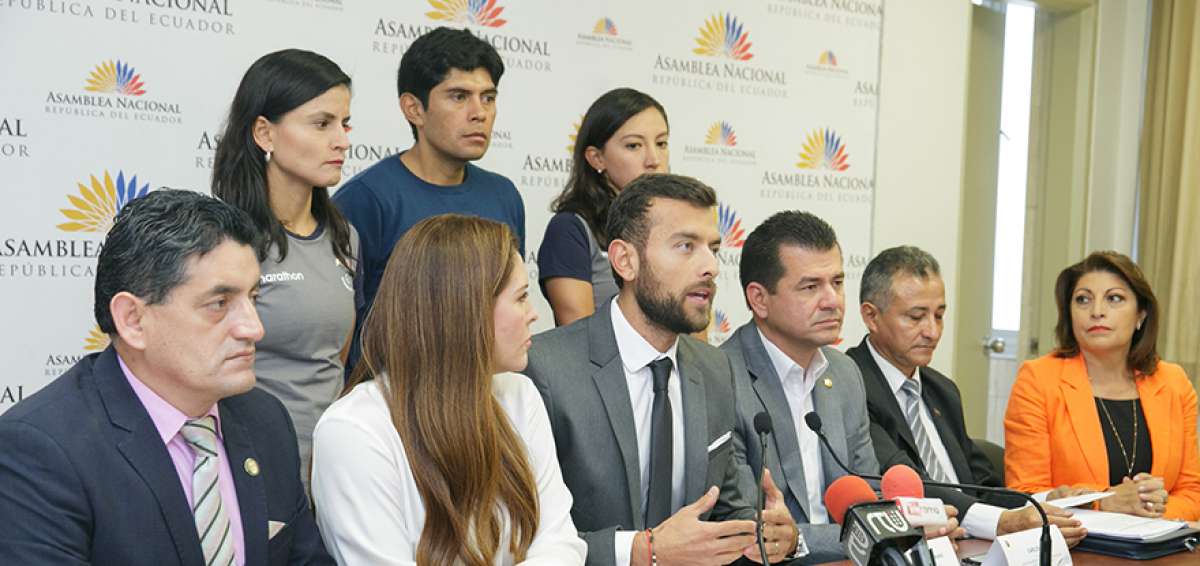 El legislador Sebasti&aacute;n Palacios (centro) expuso el contenido de la propuesta ayer en el Palacio Legislativo.