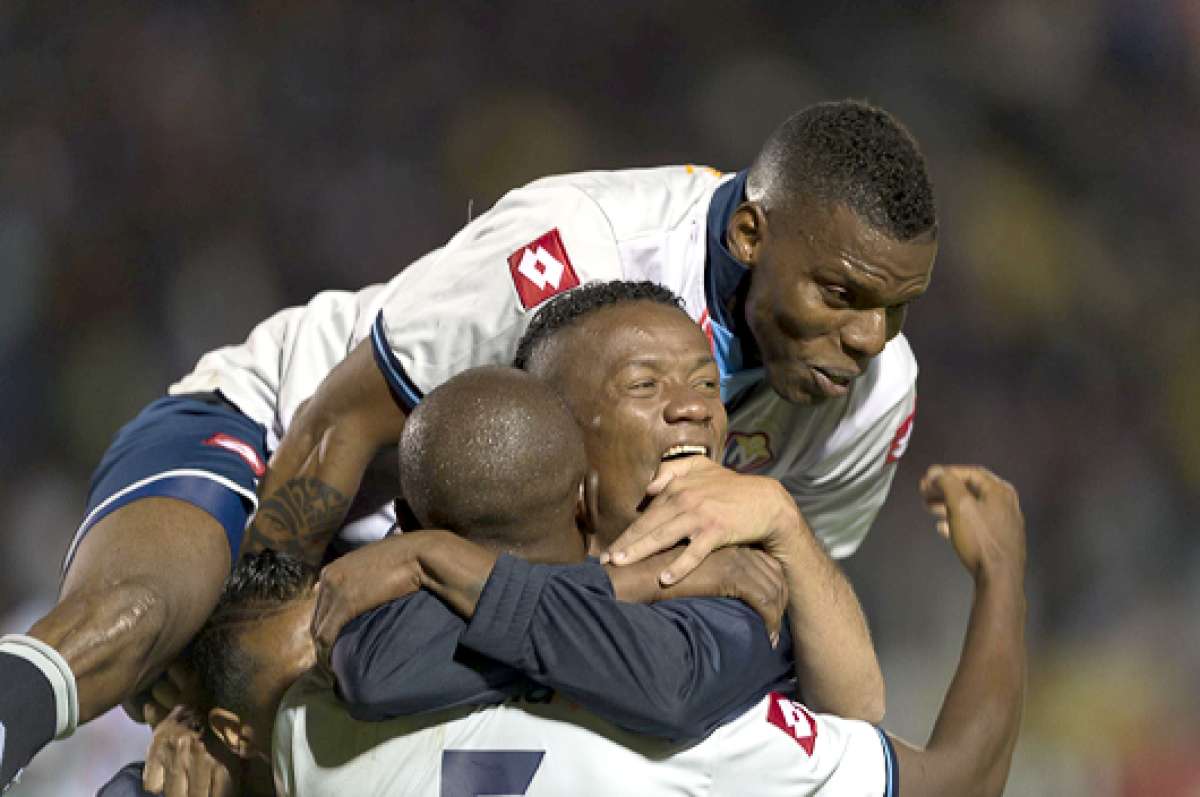 Tras anotar el gol del triunfo, el volante Marco Mosquera (de espaldas) es felicitado por sus compa&ntilde;eros Kevin Minda y Giovanny &lsquo;La Cuchara&rsquo; Caicedo. Foto: Fernando Sandoval / El Tel&eacute;grafo