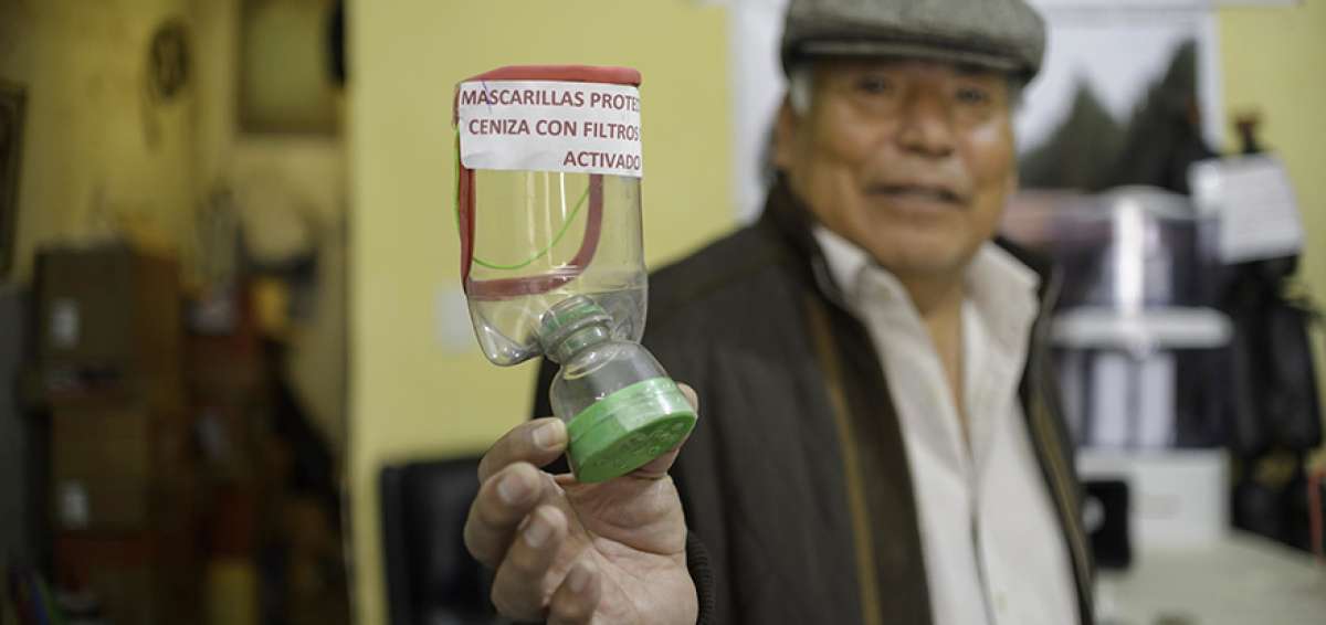 Jos&eacute; Bastidas, representante de Asoproinduplast, muestra el prototipo de una mascarilla elaborada a base de una botella reciclada de pl&aacute;stico.