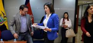 La vicealcaldesa Daniela Chac&oacute;n (centro) estuvo acompa&ntilde;ada por urbanistas y vecinos del barrio Bola&ntilde;os durante su rueda de prensa.