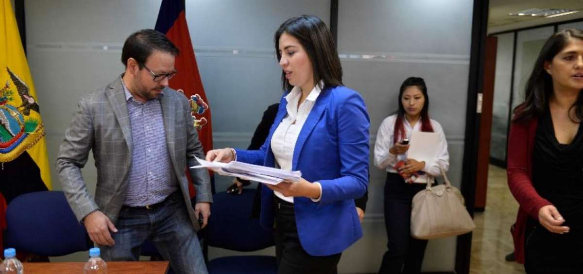 La vicealcaldesa Daniela Chac&oacute;n (centro) estuvo acompa&ntilde;ada por urbanistas y vecinos del barrio Bola&ntilde;os durante su rueda de prensa.