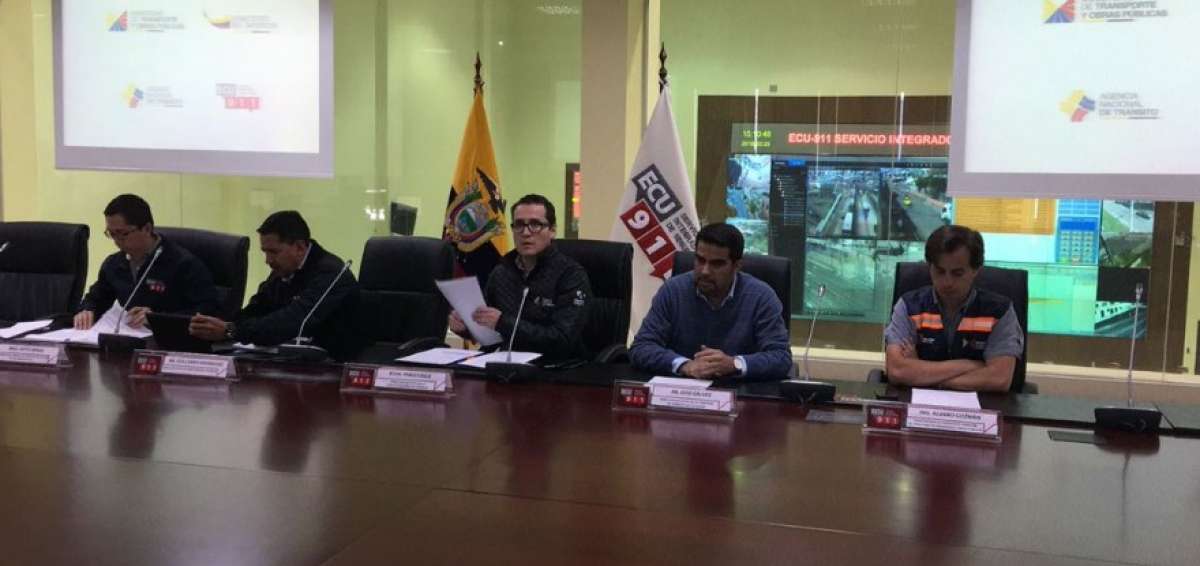 Autoridades de la CTE, ANT, Ministerios de Transporte y Obras P&uacute;blicas y del Interior, durante la rueda de prensa. 