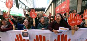 Apenas se conoci&oacute; el dictamen del TC, un grupo de manifestantes proaborto despleg&oacute; una enorme pancarta en las calles de Santiago.