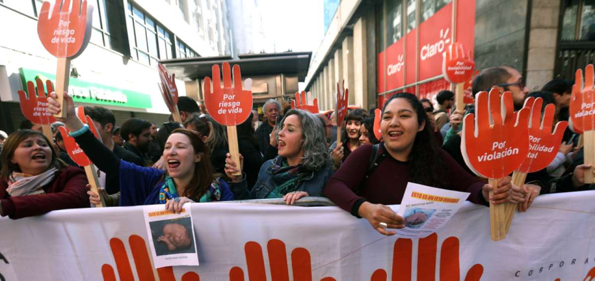 Apenas se conoci&oacute; el dictamen del TC, un grupo de manifestantes proaborto despleg&oacute; una enorme pancarta en las calles de Santiago.