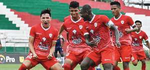 Los jugadores del Deportivo La Paz, de Manta, festejan un gol, durante el torneo de segunda categor&iacute;a organizado por la Ecuaf&uacute;tbol.