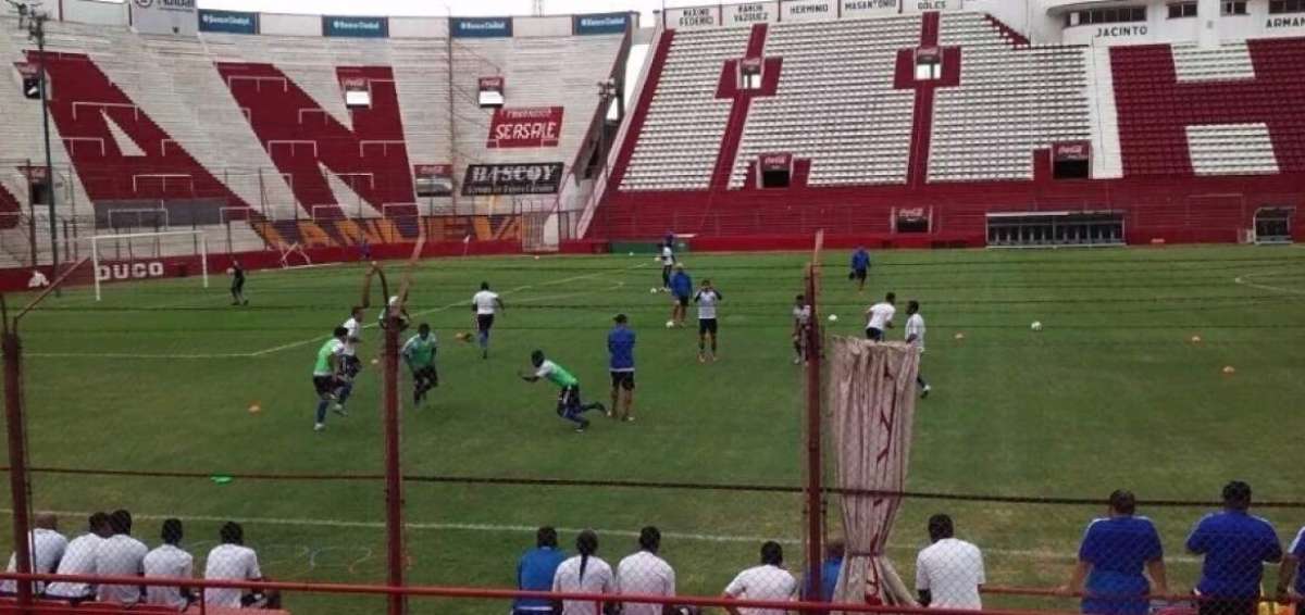 Los jugadores &lsquo;el&eacute;ctricos&rsquo; durante el calentamiento antes del partido con Hurac&aacute;n, ayer en el estadio Adolfo Duc&oacute; de Argetnina.