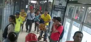 Los vendedores informales tambi&eacute;n ingresan a la parada Iglesia Victoria aun cuando se presentan aglomeraciones durante las horas pico.