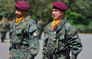 El teniente coronel Miguel Orellana (d), durante el relevo de mando en el Batall&oacute;n de Infanter&iacute;a Motorizado (Bimot-13) de Esmeraldas. Foto: Cortes&iacute;a / Fuerza Terrestre Ecuador
