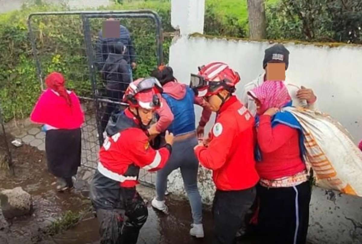 Seg&uacute;n informaci&oacute;n coordinada por el ECU 911, las fuertes lluvias provocaron un deslizamientod.