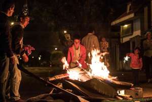 Las sanciones aplican tambi&eacute;n por destruir contenedores o depositar monigotes encendidos en ellos.