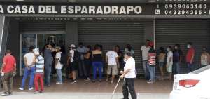 Algunos guayaquile&ntilde;os optaron por buscar insumos de salud, pero sin respetar la distancia recomendada. 