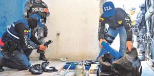 Agentes del orden encontraron bloques de coca&iacute;na ocultos bajo una vivienda en Guayaquil (2013). Foto: Archivo / El Tel&eacute;grafo