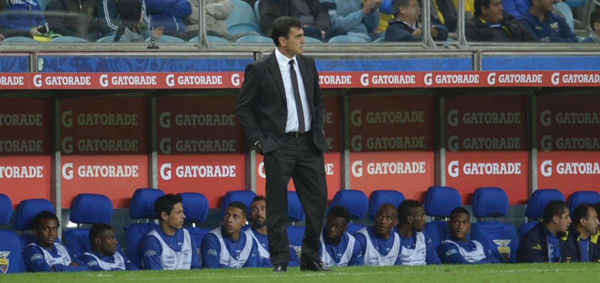 El t&eacute;cnico de la 'Tri' observando el partido.