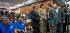 Juan Pablo Pozo, presidente del CNE, saluda con representantes de las organizaciones pol&iacute;ticas habilitadas ayer.