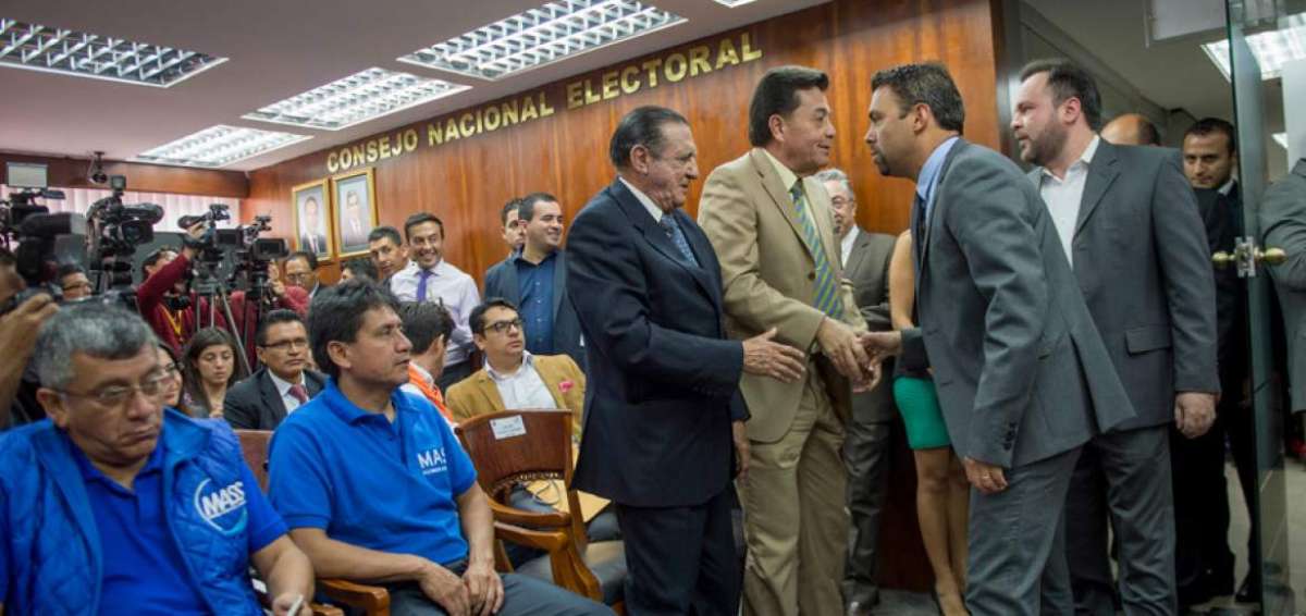 Juan Pablo Pozo, presidente del CNE, saluda con representantes de las organizaciones pol&iacute;ticas habilitadas ayer.