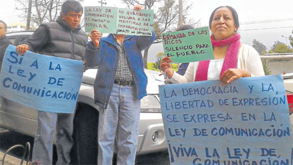 Ciudadanos se apostaron ayer en las afueras de la Corte Constitucional para defender la vigencia de la Ley Org&aacute;nica de Comunicaci&oacute;n. Foto: Nelson Silva |  El Tel&eacute;grafo
