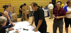 Luego de los incidentes, las votaciones se desarrollaron sin inconvenientes a partir de las 08:18. 