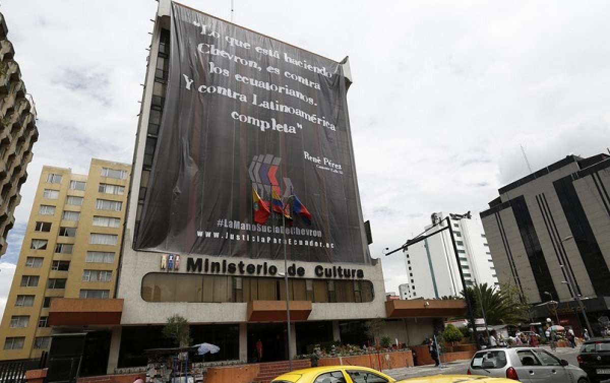 Edificios p&uacute;blicos lucieron hoy pancartas en el d&iacute;a internacional Anti-Chevron. Foto: El Ciudadano