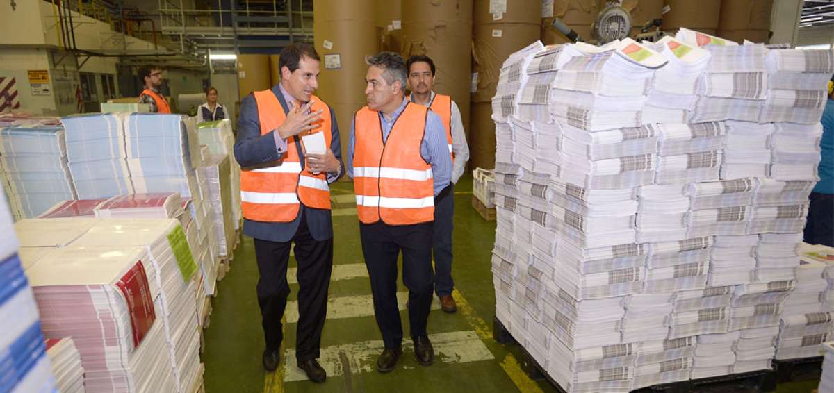 Jos&eacute; R. Valenzuela (i), embajador de Honduras en Ecuador, en su visita a la planta de Medios P&uacute;blicos, junto con el gerente de Producci&oacute;n, Marco Vivanco.