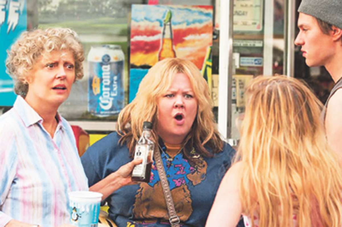 Susan Sarandon (i) encarna a la abuela de Melissa McCarthy (c) en la comedia &lsquo;Tammy&rsquo;, que dirige Ben Falcone, el esposa de esta &uacute;ltima. La cinta se estrenar&aacute; el pr&oacute;ximo 4 de julio en Estados Unidos.