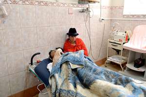 Los familiares de los heridos permanecen todo el tiempo a su lado, pero es poco lo que pueden hacer cuando lloran o se desesperan. Fotos: Roberto Ch&aacute;vez│El Tel&eacute;grafo