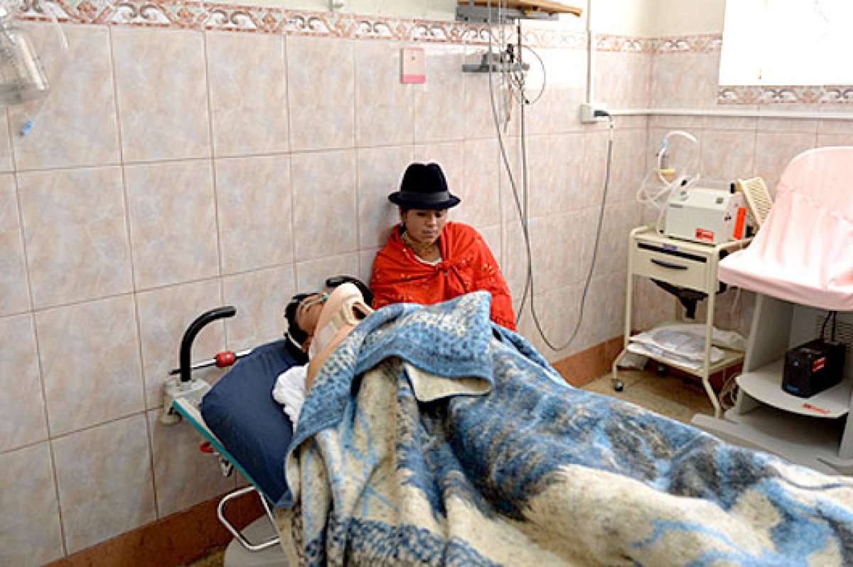 Los familiares de los heridos permanecen todo el tiempo a su lado, pero es poco lo que pueden hacer cuando lloran o se desesperan. Fotos: Roberto Ch&aacute;vez│El Tel&eacute;grafo