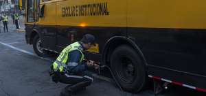 Antes del inicio de clases, los buses que transportan estudiantes deben pasar por una revisi&oacute;n vehicular.